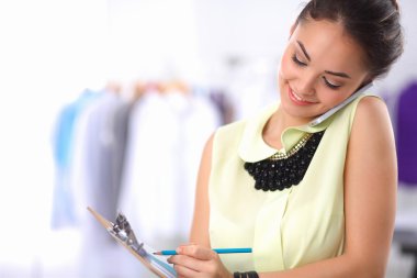 oldukça moda tasarımcısı çalışma cep telefonu kullanarak office