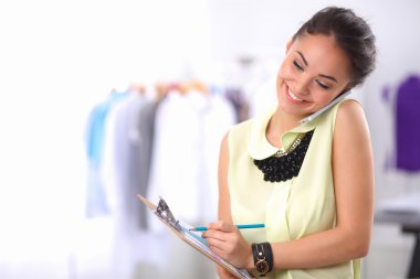 oldukça moda tasarımcısı çalışma cep telefonu kullanarak office