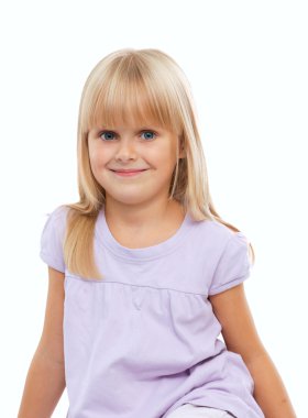 Kadın doktor ameliyatta steteskopla çocuğu muayene ediyor.