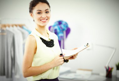 Stüdyoda çalışan modern genç moda tasarımcısı.