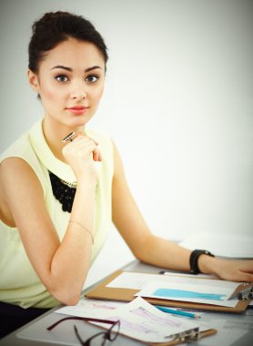 Stüdyoda çalışan modern genç moda tasarımcısı.