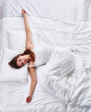 güzel kız yatak odasında erken sabah yalan