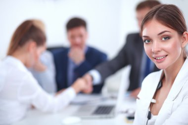 İş adamları el sıkışıyor, toplantıyı bitiriyor.