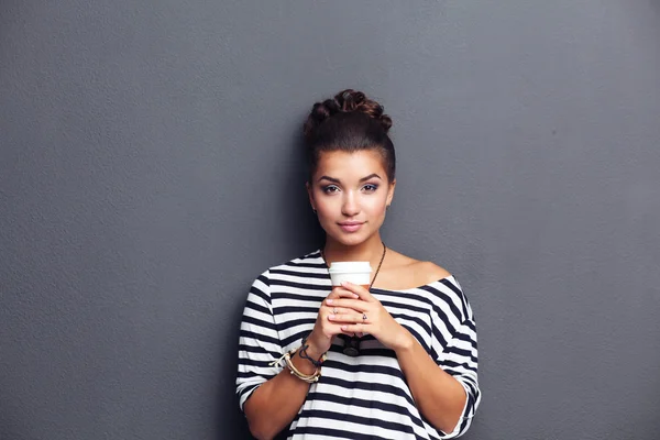 Portret van een jonge vrouw met een kopje thee of koffie — Stockfoto