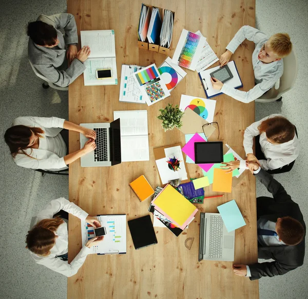 Zakenmensen zitten en discussiëren op zakelijke bijeenkomst, in functie — Stockfoto