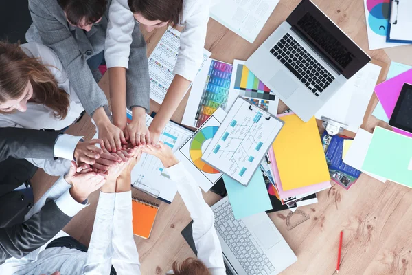 Equipo empresarial con las manos juntas - conceptos de trabajo en equipo — Foto de Stock