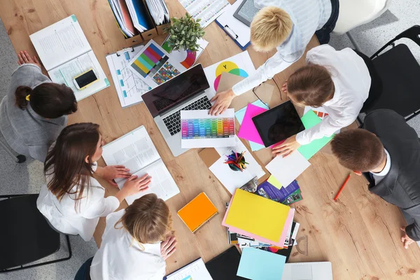 İş adamları iş toplantısında, ofiste oturup tartışıyorlar.