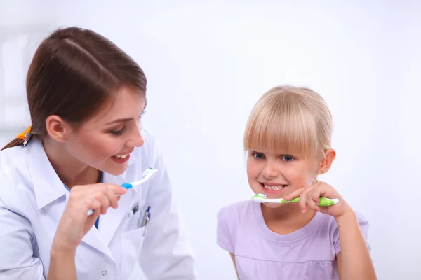 Dentista e menina no consultório do dentista. — Fotografia de Stock