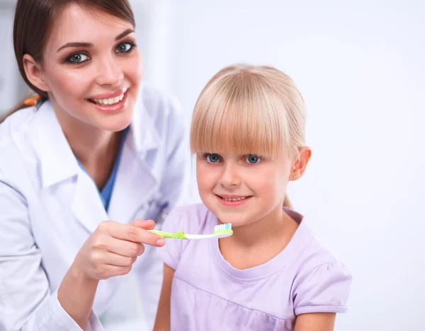 Dentista e bambina nello studio dentistico. — Foto Stock