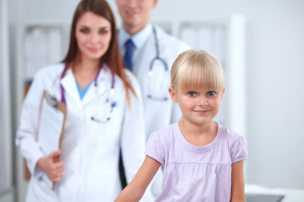 Médico femenino examinando a un niño con estetoscopio en cirugía —  Fotos de Stock