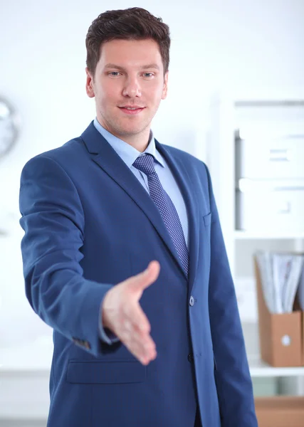 Concepto de negocio y oficina - hombre de negocios guapo con la mano abierta lista para el apretón de manos — Foto de Stock