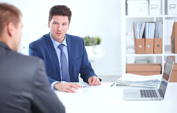 Les gens d'affaires qui travaillent avec un ordinateur portable dans un bureau — Photo