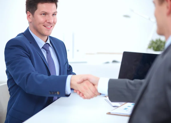 Zakenmensen schudden elkaar de hand, ronden een vergadering af — Stockfoto