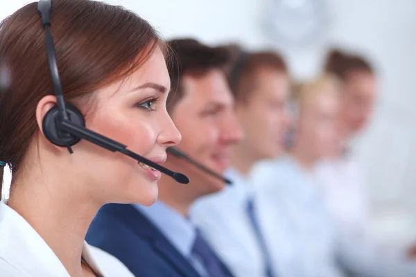 Çekici, güler yüzlü genç iş adamları ve iş arkadaşları bir çağrı merkezinde