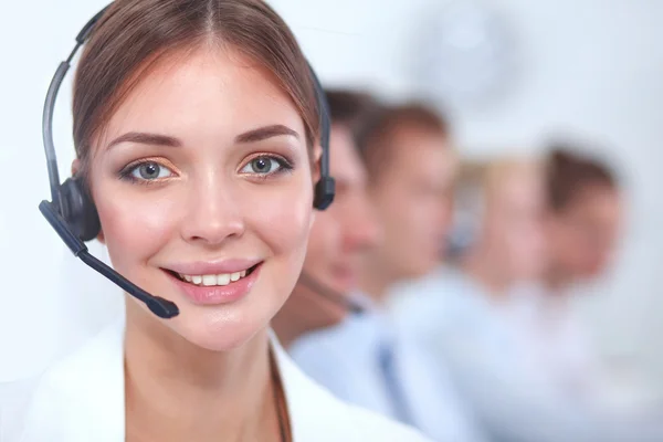 Atractivo Sonriendo jóvenes empresarios positivos y colegas en una oficina de call center —  Fotos de Stock