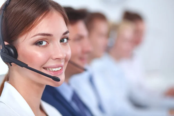 Atraente Sorrindo positivo jovens empresários e colegas em um escritório de call center — Fotografia de Stock