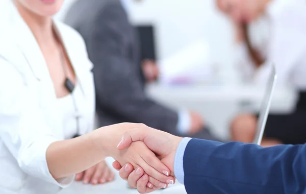 Geschäftsleute schütteln Hände, beenden ein Meeting — Stockfoto