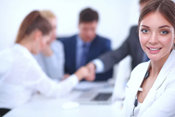 Geschäftsleute schütteln Hände, beenden ein Meeting — Stockfoto