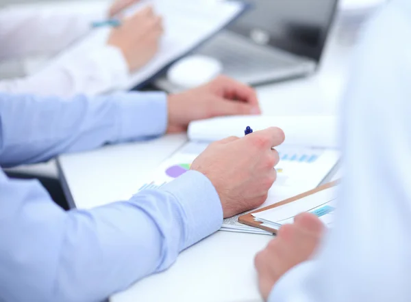 Gente de negocios sentada y escribiendo en la reunión de negocios, en la oficina — Foto de Stock