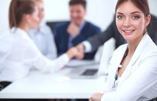 Zakenmensen schudden elkaar de hand, ronden een vergadering af — Stockfoto