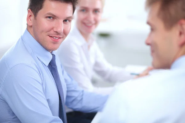 Zakenmensen die met een laptop in een kantoor werken — Stockfoto