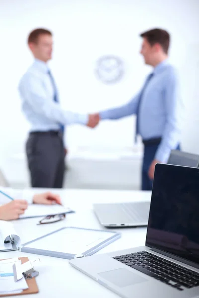 Geschäftsleute schütteln Hände, beenden ein Meeting — Stockfoto