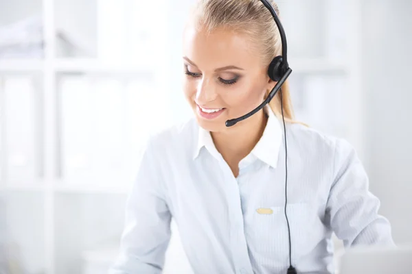 Retrato de primer plano de un agente de servicio al cliente sentado en la oficina — Foto de Stock