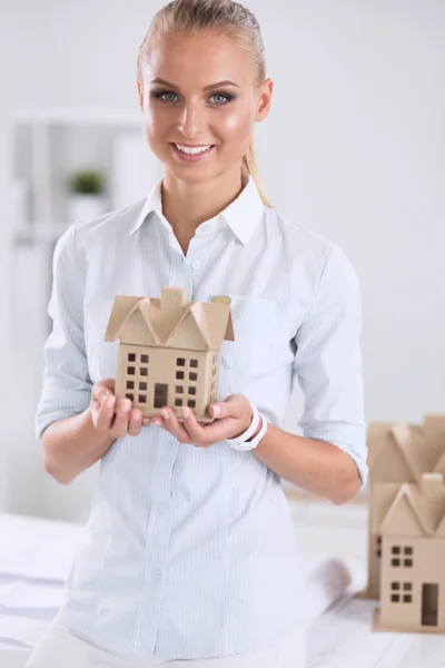 Portrait de femme architecte avec des plans au bureau — Photo