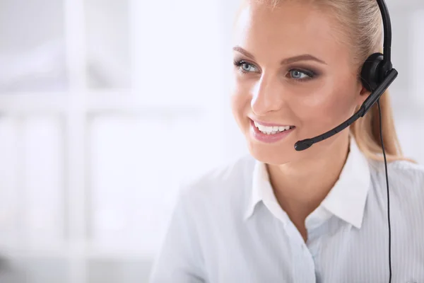 Retrato de primer plano de un agente de servicio al cliente sentado en la oficina — Foto de Stock