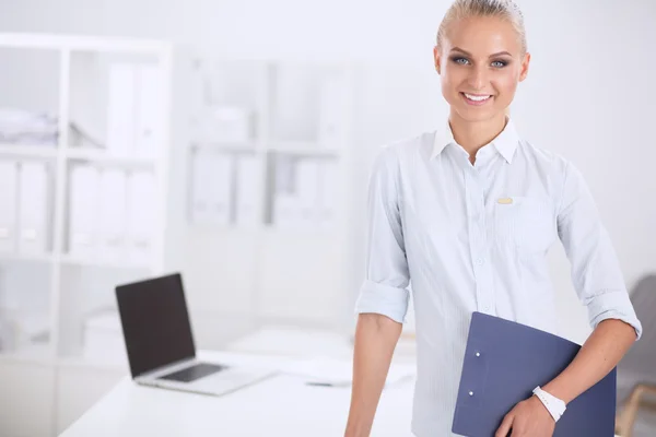 Mladá šťastná podnikatelka v kanceláři drží složku — Stock fotografie