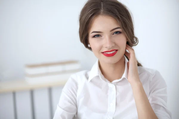 Attrayant femme d'affaires debout dans le bureau — Photo