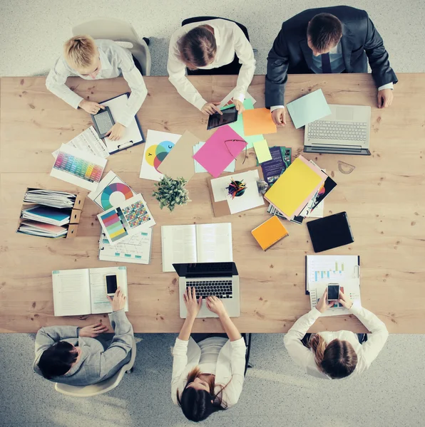 Geschäftsleute sitzen und diskutieren bei Geschäftstreffen, im Büro Stockbild