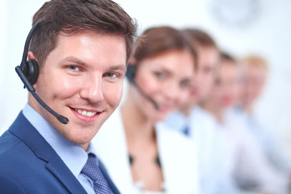 Atractivo Sonriendo jóvenes empresarios positivos y colegas en una oficina de call center — Foto de Stock