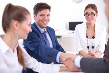 İş adamları el sıkışıyor, toplantıyı bitiriyor.