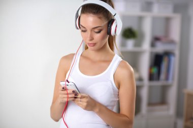 kadınla evde duran kulaklık müzik dinleme