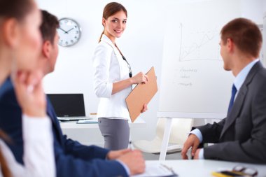 İş adamları iş toplantısında, ofiste oturup tartışıyorlar.