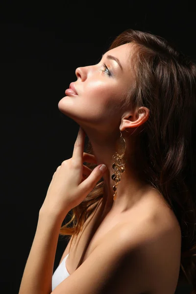 Retrato de cerca de la hermosa cara de mujer joven. Aislado sobre fondo blanco. —  Fotos de Stock