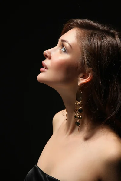 Feche o retrato do belo rosto de mulher jovem. Isolado sobre fundo branco. — Fotografia de Stock