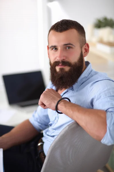 Affärsman som sitter i soffan i kontoret lobbyn, isolerad på vit bakgrund — Stockfoto