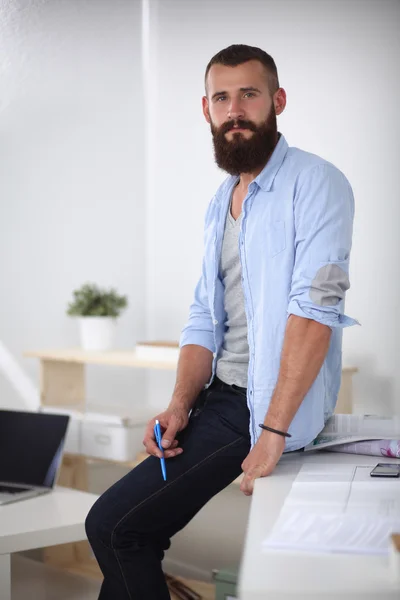 Retrato de diseñador masculino en sombrero con planos en el escritorio — Foto de Stock