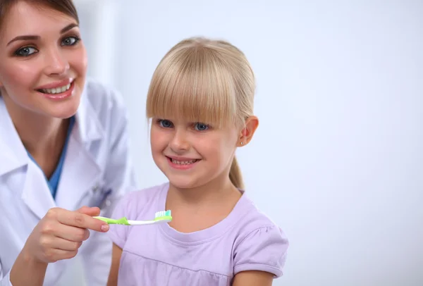 Dentysta i dziewczynka w gabinecie dentystycznym. — Zdjęcie stockowe