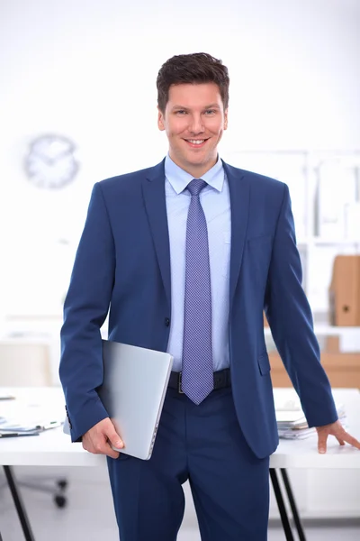 Affärsman eller chef står mot sitt skrivbord på kontoret — Stockfoto