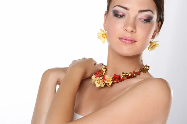 Retrato de una hermosa mujer con collar, aislado sobre fondo blanco — Foto de Stock