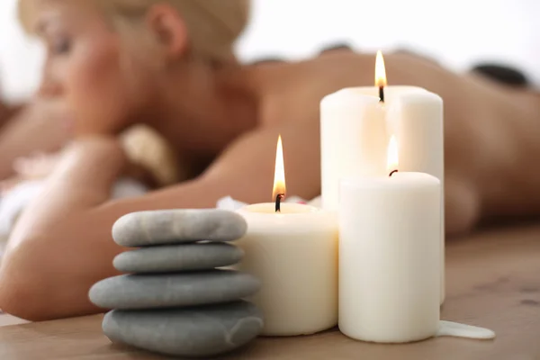 Two young beautiful women relaxing and enjoying at the spa center — Stock Photo, Image