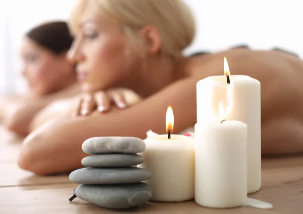 Two young beautiful women relaxing and enjoying at the spa center — Stock Photo, Image