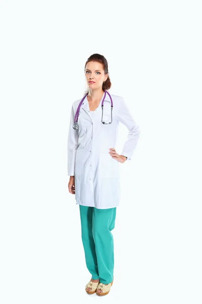 Portrait de jeune femme médecin avec manteau blanc debout à l'hôpital — Photo