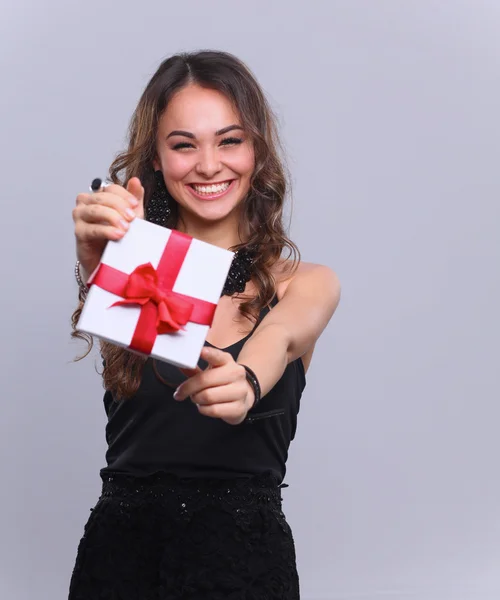 Mujer joven sonrisa feliz celebrar caja de regalo en las manos, aislado sobre fondo gris —  Fotos de Stock