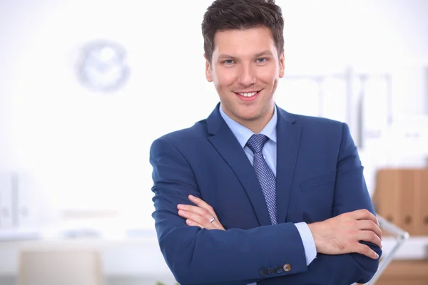 Business man of manager staande tegen zijn Bureau op kantoor met armen gevouwen — Stockfoto