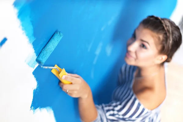 Feliz hermosa joven mujer haciendo pintura de pared, — Foto de Stock