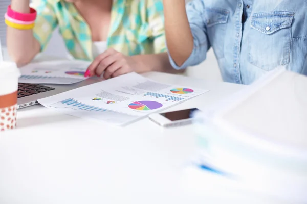 Twee vrouwen samen te werken op kantoor, zittend op het Bureau — Stockfoto